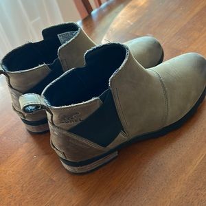 Sorel short boots